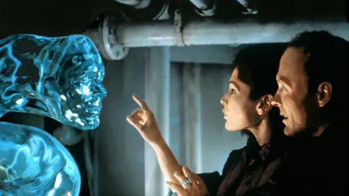 The Abyss Movie: Floating water shaped into a human face looks at Mary Elizabeth Mastrantonio and Ed Harris