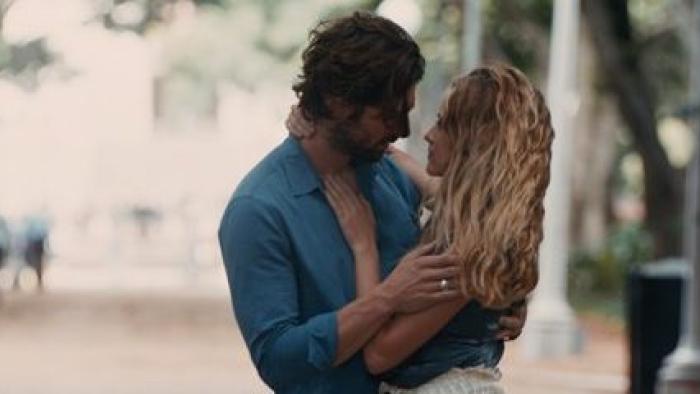 2:22: Dylan and Sarah dance in Central Park, New York