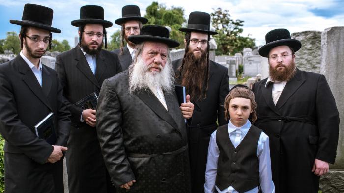 Menashe: Orthodox Jews at a memorial service