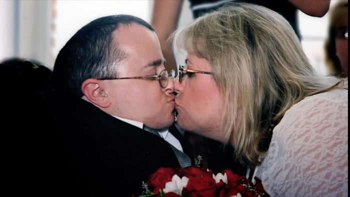 96 Pounds of Dynamite movie: Chad and Allison kiss at their wedding