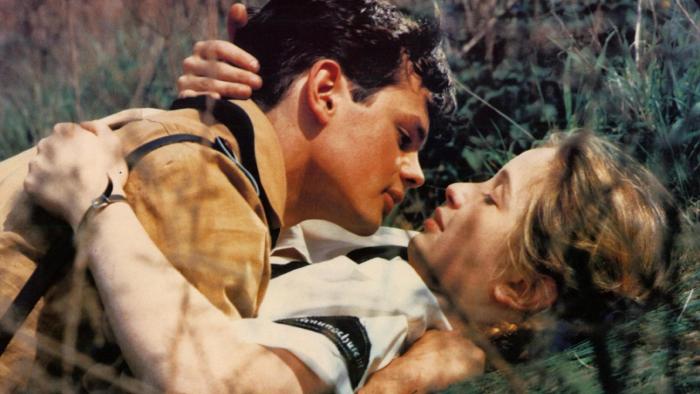 Marco Hofschneider and Julie Delpy embrace