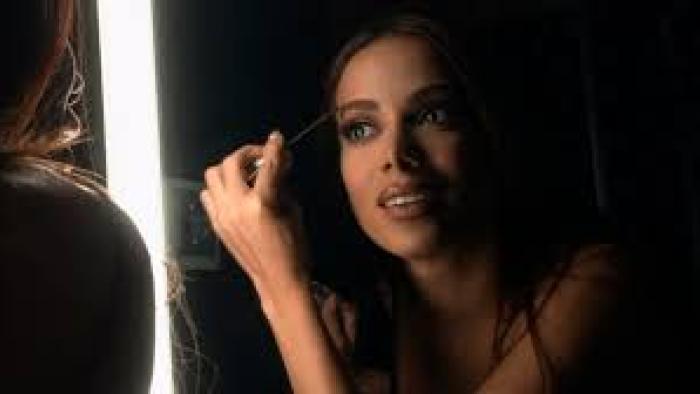 Larissa: The Other Side of Anitta: A woman applies makeup
