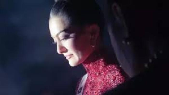 A Queen's Runway: A contestant looks down