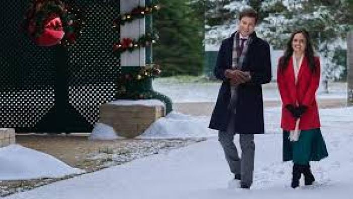 A Royal Date for Christmas: Damon Runyan and Danica McKellar walk in the snow