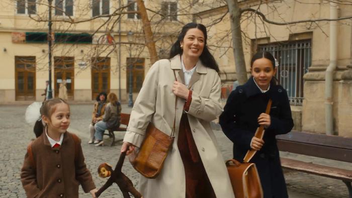 Between Borders movie: Violetta walks her two young daughters to school