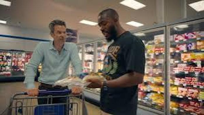 Big Chicken: A Fast Food Conspiracy: Mo Gilligan interviews a source at a store.