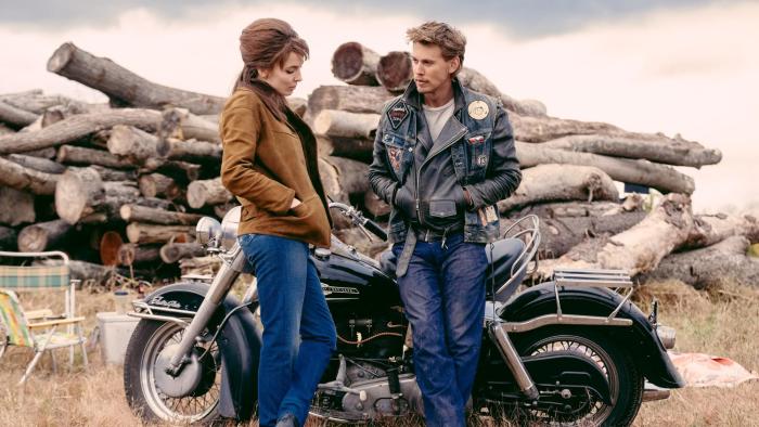 The Bikeriders Movie: Jodie Comer talks to Austin Butler next to a motorcyle