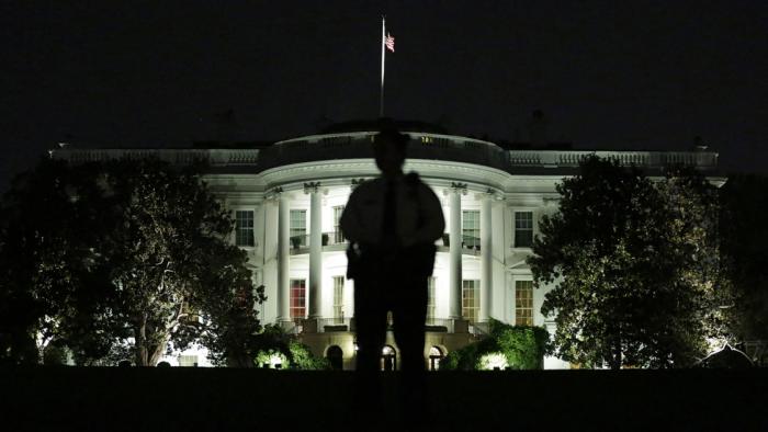 Bodyguard of Lies: Guards outside White House.