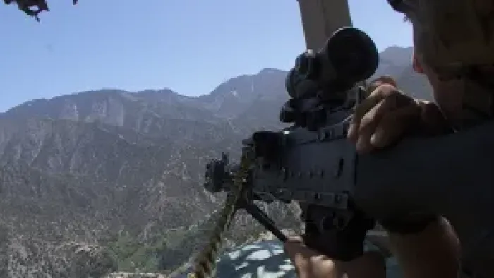 Bodyguard of Lies: Soldiers in helicopter point weapon.