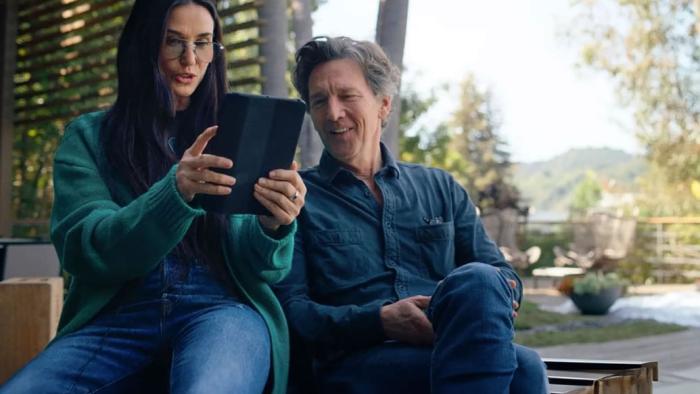 Brats: Demi Moore and Andrew McCarthy look at something on a screen.