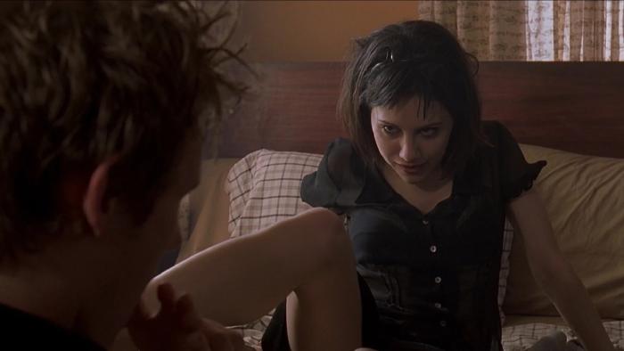 Cherry Falls: A teenage girl points her leg seductively toward a teenage boy as they both lay on a bed together