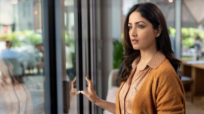 Chor Nikal Ke Bhaga: Neha looks out the window. 