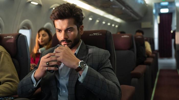 Chor Nikal Ke Bhaga: Ankit on the plane. 