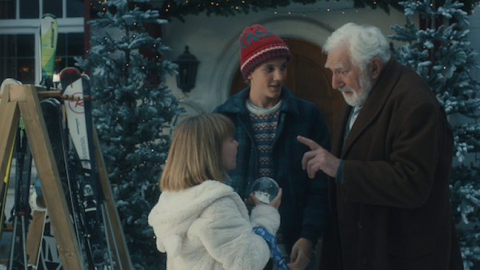 Claus Family 3: Jan Decleir speaks with Mo Bakker and Amber Metdepenningen.