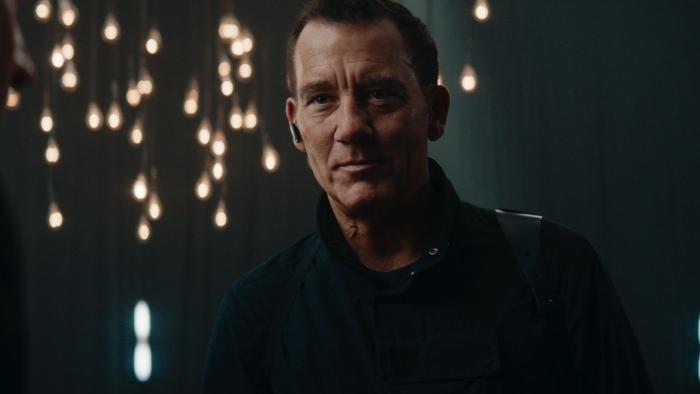 Cleaner: Clive Owen wearing an earpiece and in black looks on