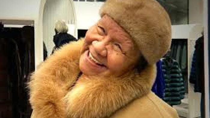 Con Mum: Black woman in fur smiles