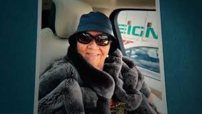 Con Mum: Black woman in fur smiles