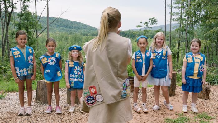 Cookie Queens movie: Experienced scout Olive talks to younger scouts