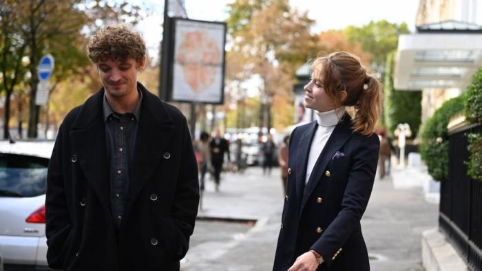 Coup de Chance Movie: Alain and Fanny walk down a Paris street and share a happy conversation