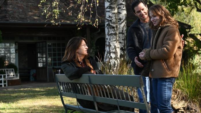 Coup de Chance Movie: Outside the country house, Jean and Fanny speak to Fanny's mother, who is seated on a bench