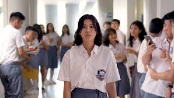 Dear David: teen girl walks through crowded hallway at school