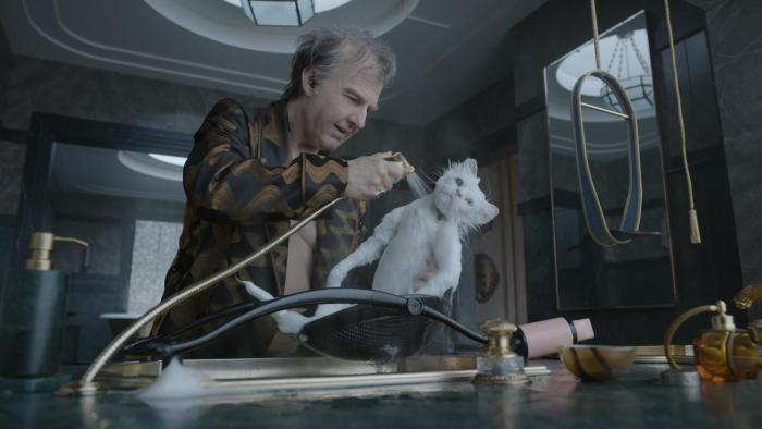 Digger movie: Rockwell (Tom Cruise) gives a sink bath to a white cat
