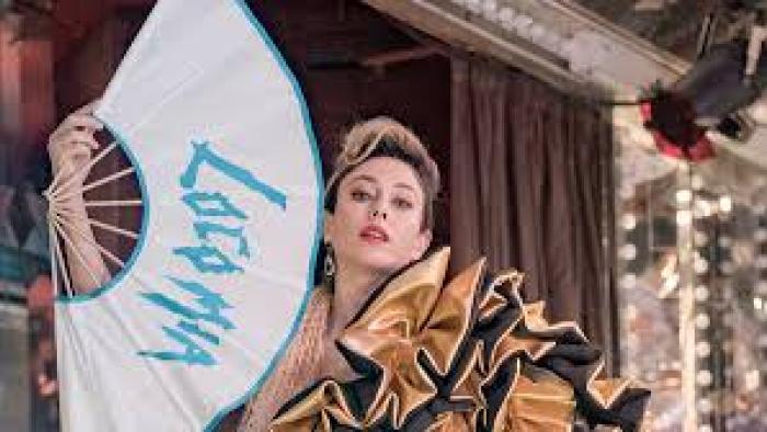 Disco Ibiza Locomia: Woman with large fan