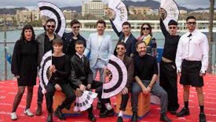 Disco Ibiza Locomia: Cast outside with fans