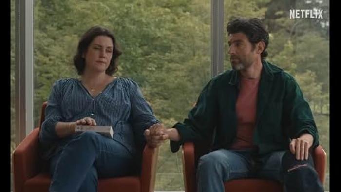 Don't Say Good Luck: Melanie Lynskey and Max Greenfield in chairs.