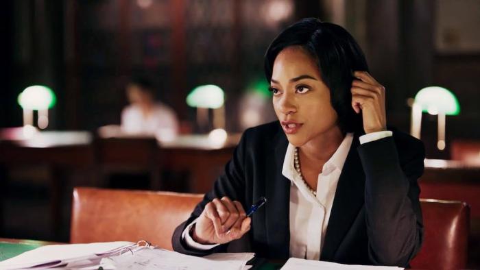 Dutch Movie: In court, lawyer Michelle Nichols (Natasha Marc) wears a power suit and speaks to someone on the stand