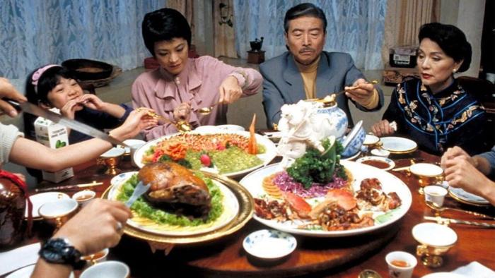 Eat Drink Man Woman movie: the entire family sits down to eat around he Sunday family dinner table