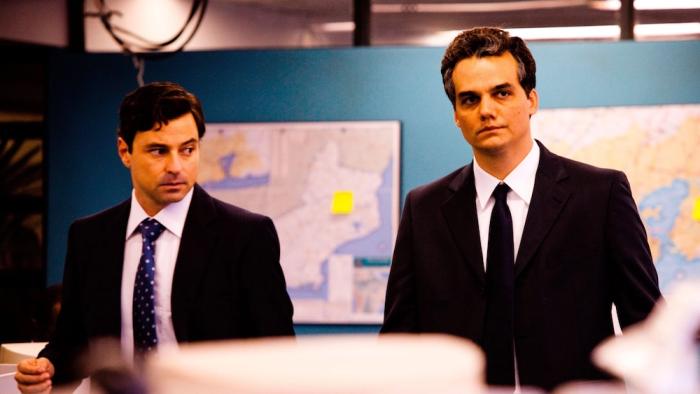 Elite Squad 2 -- The Enemy Within: Two men in suits stand in an office with maps on the wall