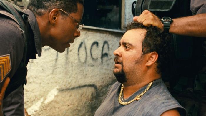 Elite Squad 2 -- The Enemy Within: Police officer confronts a seated man in an alley