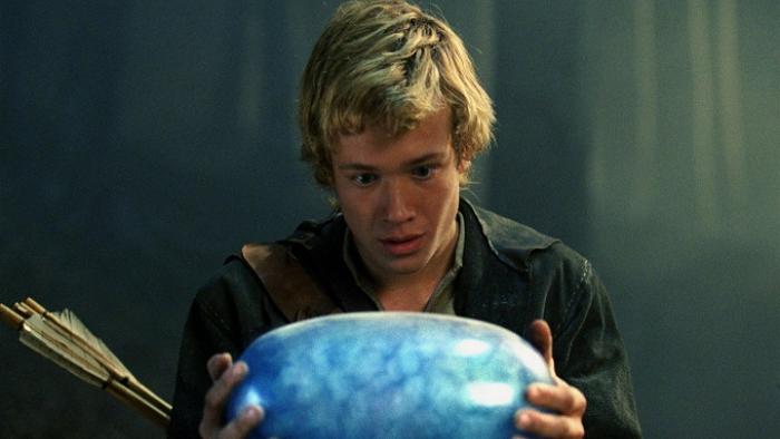 Eragon: Eragon holding a blue dragon egg in his hands