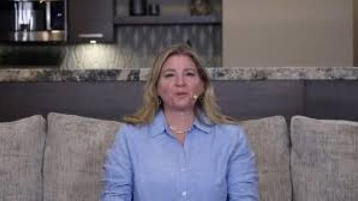 Evil Influencer: The Jodi Hildebrandt Story:  Jodi Hildebrandt on a couch