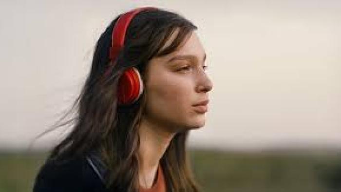 Feel My Voice movie: Eletta with earphones