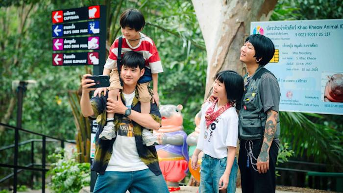 Food Truck: Stolen Love…and Moo Deng movie: Bobby, Bossa, Mamiew, and Sarang pose for a selfie at the zoo
