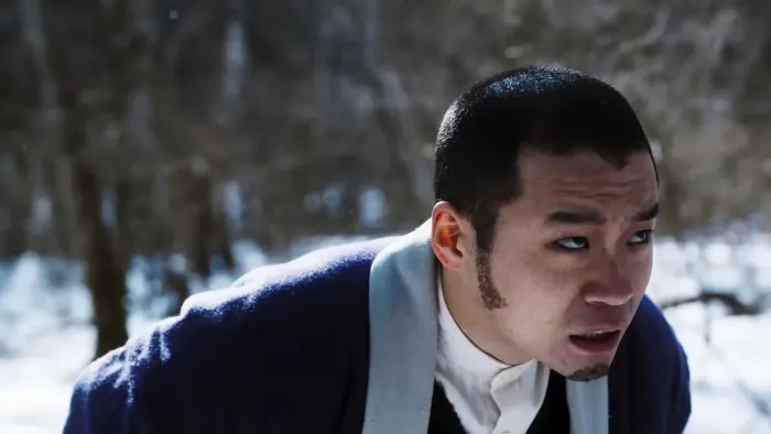 Golden Kamuy movie: Japanese man in short hair and robe stands worried in the forest and snow