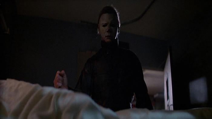 Halloween II: Michael Myers wears a white mask and plunges a knife into a hospital bed