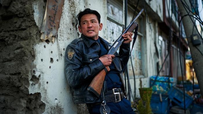 Hope Movie: Teeth gritted and back against a wall, Chief Bum-seok (Hwang Jung-min) grips his rifle
