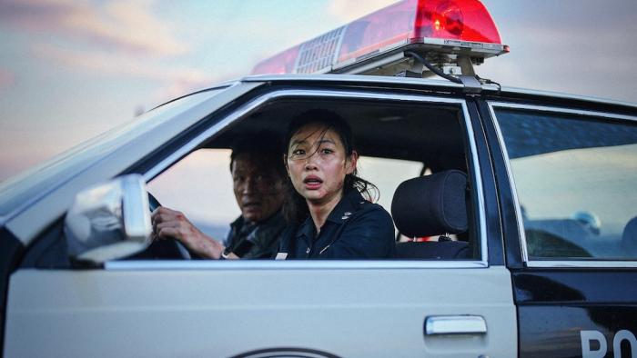 Hope Movie: Sweaty and bloody, deputy Sung-ae (Hoyeon) is at the wheel of a police cruiser, looking alarmed