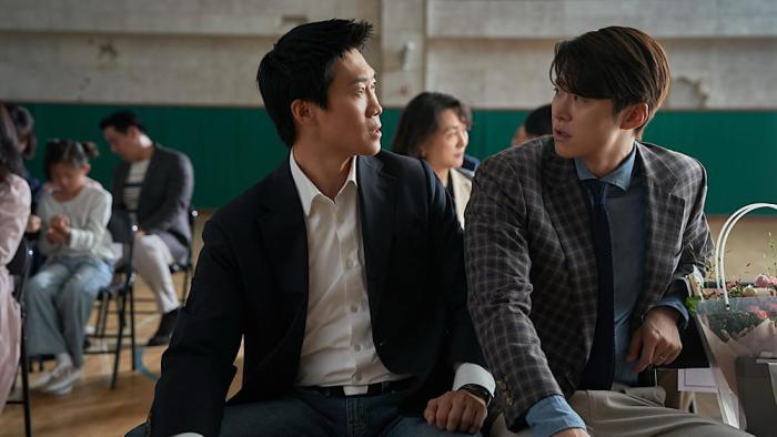 Husbands in Action movie: Gong Myoung and Jin Seon-kyu try to sit on the same chair at a school