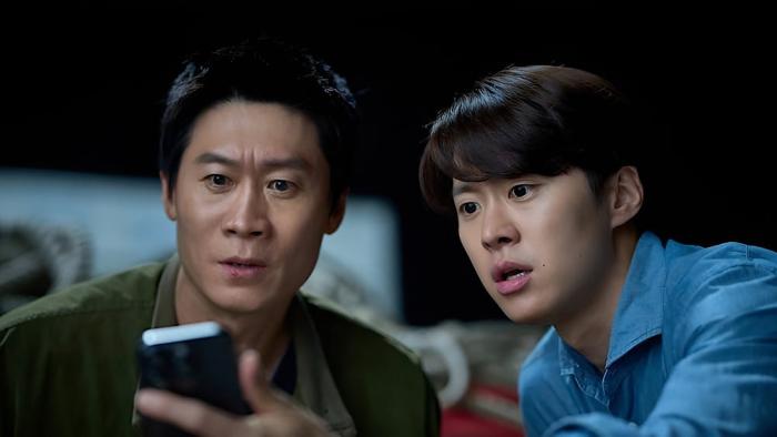 Husbands in Action movie: Gong Myoung and JIn Seon-kyu look at a cell phone together