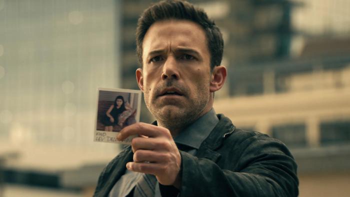 Hypnotic Movie: Police detective Danny Rourke (Ben Affleck) holds up a Polaroid photo of his daughter, Minnie