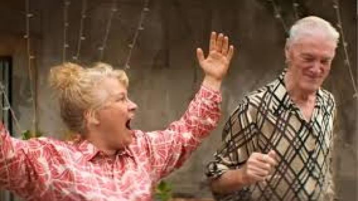 Je m'appelle Agneta Movie: Eva Melander and an older man throw up their hands
