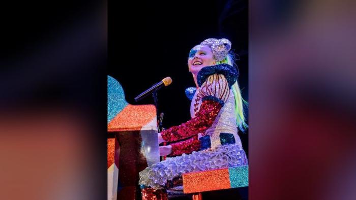 JoJo Siwa D.R.E.A.M.: The Concert  Experience Movie: At the Piano
