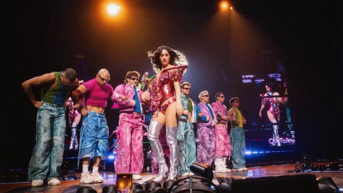 Katy Perry: The Lifetimes Tour - Live from Paris movie: Katy Perry and dancers on state