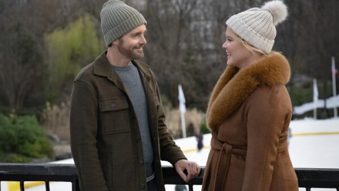 Kinda Pregnant: Amy Schumer and Will Forte meet cute.