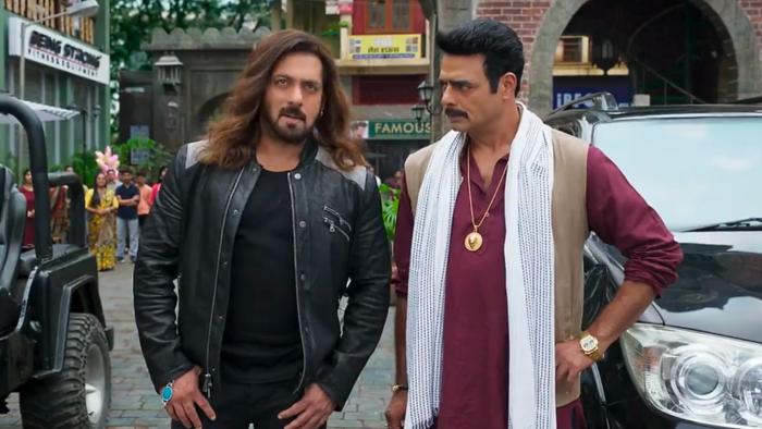 Kisi Ka Bhai Kisi Ki Jaan: Bhaijaan stands with another man on the road, discussing something