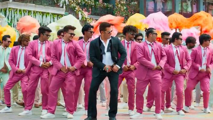 Kisi Ka Bhai Kisi Ki Jaan: Bhaijaan dancing with background dancers